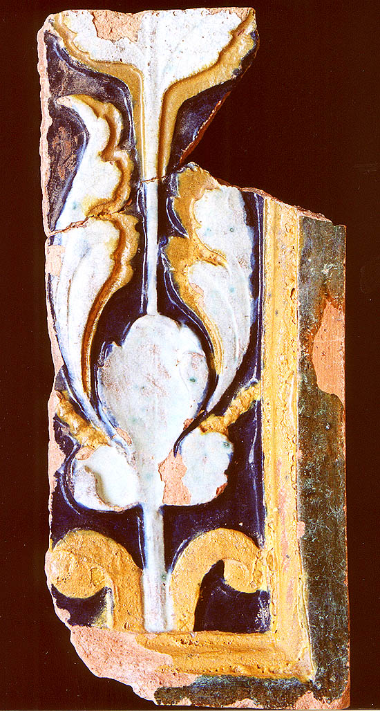 Barevně glazovaný kamnový kachel zdobený rostlinným motivem (zámek Český Krumlov, 16. století), nález z roku 1918, foto: Michal Ernée, 2000