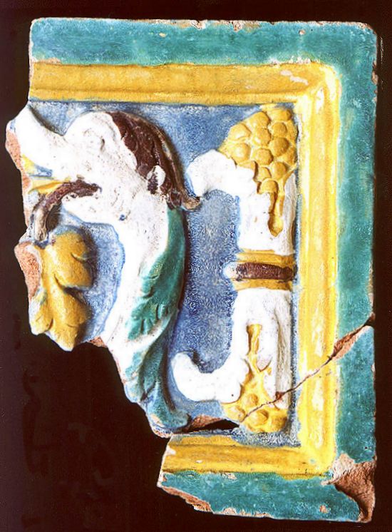 Barevně glazovaný kamnový kachel s alegorickým motivem (zámek Český Krumlov, 16. století), nález z archeologického výzkumu v roce 1995, foto: Michal Ernée, 2000