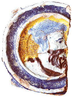 Barevně glazovaný kamnový nástavec zdobený portrétním medailonem (Bekrönungskachel mit Porträtsmedaillon) (zámek Český Krumlov, 16. století), nález z roku 1918, foto: Michal Ernée, 2000 