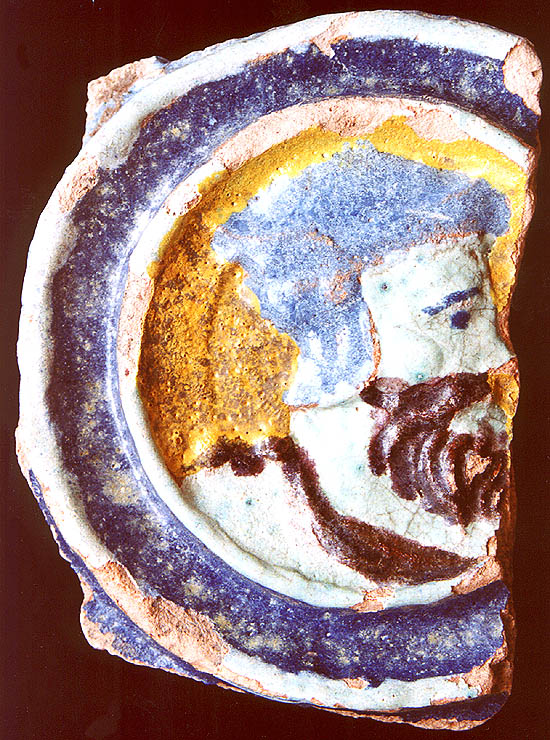 Barevně glazovaný kamnový nástavec zdobený portrétním medailonem (Bekrönungskachel mit Porträtsmedaillon) (zámek Český Krumlov, 16. století), nález z roku 1918, foto: Michal Ernée, 2000