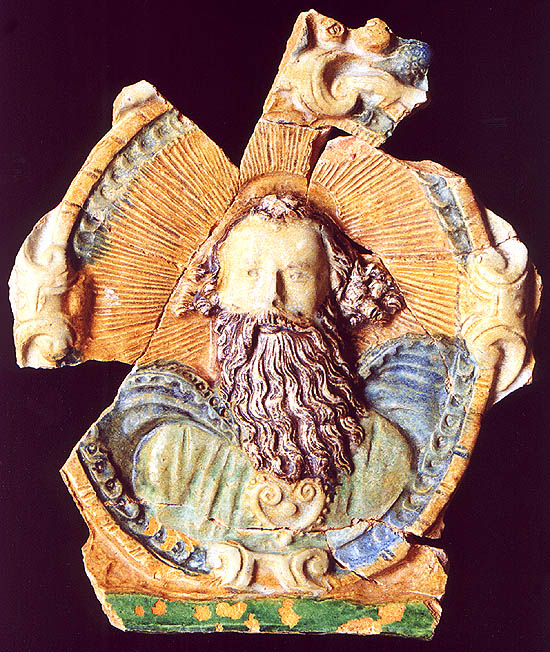 Barevně glazovaný kamnový nástavec (Bekrönungskachel) zdobený reliéfem Boha otce (zámek Český Krumlov, 16. století), nález z archeologického výzkumu v roce 1995, foto: Michal Ernée, 2000