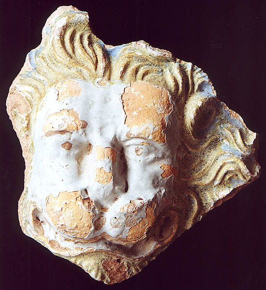 Barevně glazovaný kamnový kachel s reliéfem lví hlavy (zámek Český Krumlov, 16. století), nález z archeologického výzkumu v roce 1995, foto: Michal Ernée, 2000