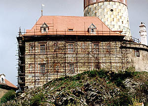 Schloss Nr. 59 - Kleine Burg, Bau des Gerüstes bei der Restaurierung der Südfassade, Foto: Ing. Ladislav Pouzar, 1998 