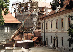 Schloss Nr. 59 - Kleine Burg, Bau des Gerüstes bei der Restaurierung der Fassade in den II. Schlosshof, Foto: Ing. Ladislav Pouzar, 1998 