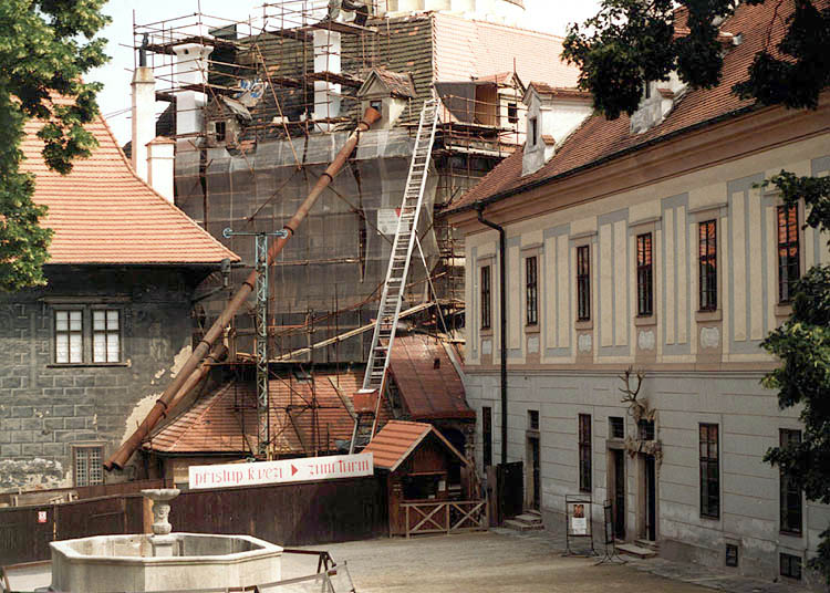 Zámek č.p. 59 - Hrádek, stavba lešení při restaurování  fasády do II. zámeckého nádvoří, foto: Ing. Ladislav Pouzar, 1998