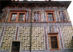 Chateau No. 59 - Lower castle, facade after renovation, obvious are separate styles of paintings: illusive architecture, putti, standing historic bodies in niches between windows, men and women heads on the mouldings, foto: Ing. Ladislav Pouzar, 1998 