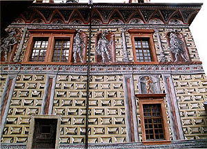 Schloss Nr. 59 - Kleine Burg, Fassade nach der Restaurierung, die einzelnen Typen der Malerausschmückung ersichtlich: illusionistische Architektur, Putti, stehende historische Gestalten in den Nischen zwischen den Fenstern, männliche und weibliche Köpfe in den Lünettengesimsen, Foto: Ing. Ladislav Pouzar, 1998 