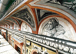 Schloss Nr. 59 - Kleine Burg, Detail der Wandmalerei an der Fassade des Objektes, Lünetten des Hauptgesimses mit einer Abbildung 