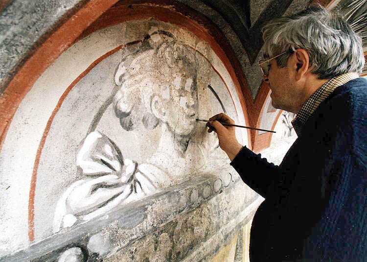 Chateau No. 59 - Lower castle, restorer J. Severa during reconstruction of mural painting, foto: Ing. Ladislav Pouzar, 1998