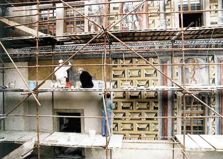 Schloss Nr. 59 - Kleine Burg, Restauratoren Říhas und Novotný bei der Arbeit an der Rekonstruktion der Wandmalerei, Foto: Ing. Ladislav Pouzar, 1998