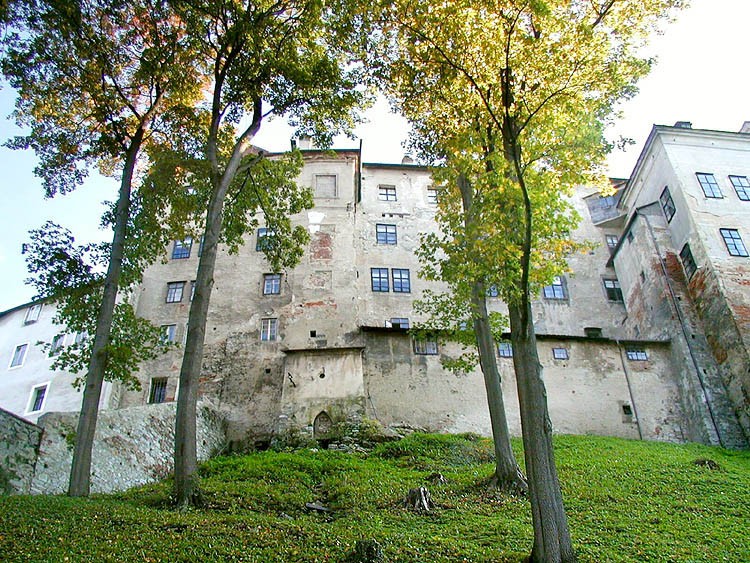 Zámek Český Krumlov, Horní hrad, severní fasáda, detail s gotickým portálkem, 2000, foto: Zdena Flašková