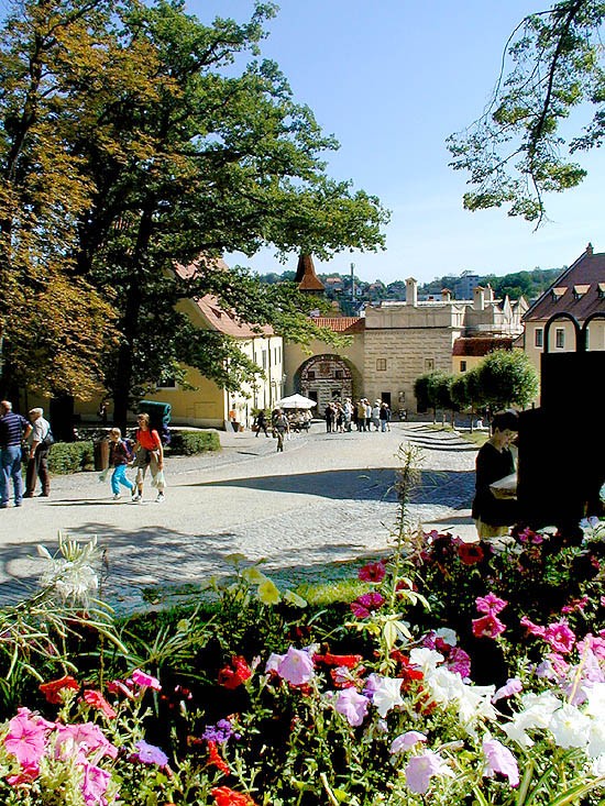 I. nádvoří zámku Český Krumlov, pohled na hlavní zámeckou komunikaci, 2000, foto: Lubor Mrázek