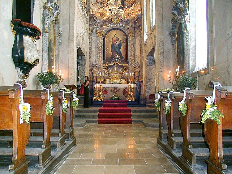 Zámecká kaple, květinová výzdoba při příležitosti svatby, 2000, foto: Jiří Olšan