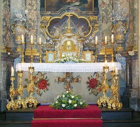 Zámecká kaple, květinová výzdoba hlavního oltáře, 2000, foto: Zdena Flašková