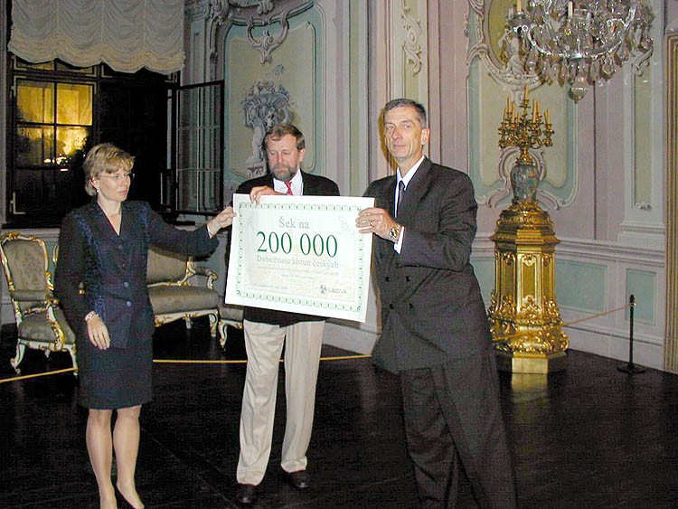 Stiftung des Barocktheaters des Schlosses Český Krumlov, Überreichung eines Sponsorengeschenkes der Stiftung von der Firma Léčiva im Jahr 2000, 2000, Foto: Hana Kučerová