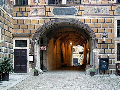 Schloss Český Krumlov, Durchfahrt zwischen dem III. und IV. Schlosshof, Eingang für Besucher der I. Besichtigungstrasse, 2000, Foto: Lubor Mrázek 