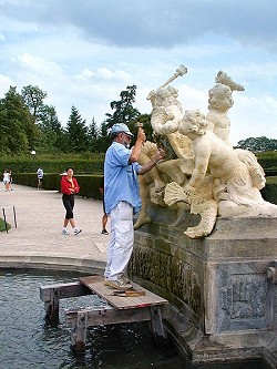 Schlossgarten Český Krumlov, Kaskadenfontäne, Restaurator der Bildhauerausschmückung Herr Kerel bei der Arbeit, 2000, Foto: Jiří Olšan 