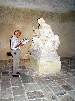 Zámek Český Krumlov, Zámecké Lapidárium, návštěvník při prohlídce sochy říčního boha Akise, 2000, foto: Lubor Mrázek 