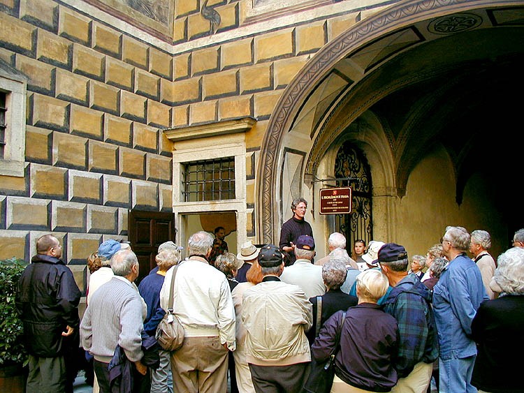 Zámek Český Krumlov, návštěvníci s průvodcem při vstupu do I. prohlídkové trasy, 2000, foto: Lubor Mrázek