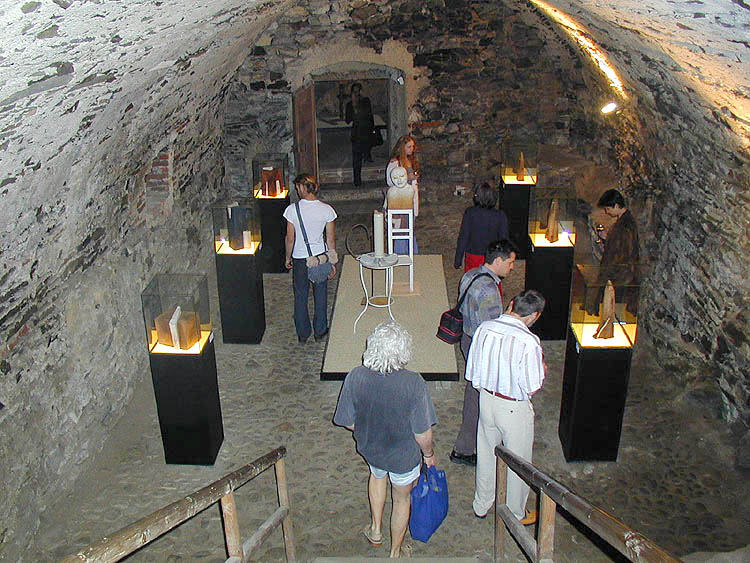 International Gallery of Ceramic Design in Václav´s Cellars at the Český Krumlov Castle, 2001, foto: Lubor Mrázek