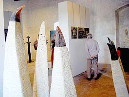 Galerie der tschechischen Kultur in Máselnice (Schmalzkasten), Eröffnung eines neuen Jahrgangs von Ausstellungen der Agentur des tschechischen Keramikdesigns. 1.5.2001, Foto: Lubor Mrázek 