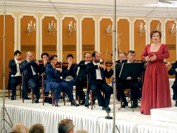 Eva Urbanová během koncertu v jízdárně zámku Český Krumlov, Mezinárodní hudební festival, 4. srpna 2001, foto: Lubor Mrázek