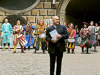 Petr Nárožný eröffnet eine gesellschaftliche Veranstaltung auf dem III. Schlosshof des Schlosses Český Krumlov, 2000, Foto: Lubor Mrázek 