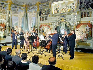 Gabriela Demeterová und Collegium der tschechischen Philharmoniker, Internationales Musikfestival Český Krumlov, 10. 8. 2001, Foto: Lubor Mrázek 
