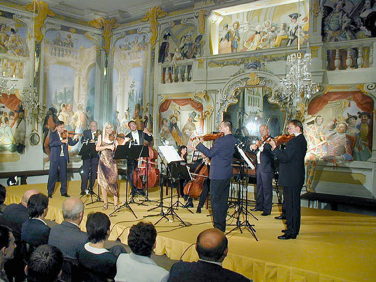 Gabriela Demeterová and Collegium  of czech  pfilharmonics, International musicí festival Český Krumlov, 10. 8. 2001, foto: Lubor Mrázek