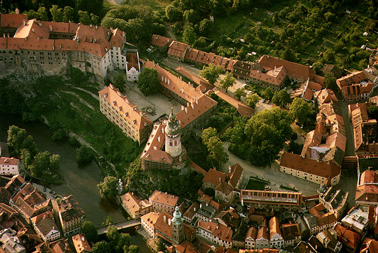 Schloss Český Krumlov, I. und II. Schlosshof, Luftaufnahme